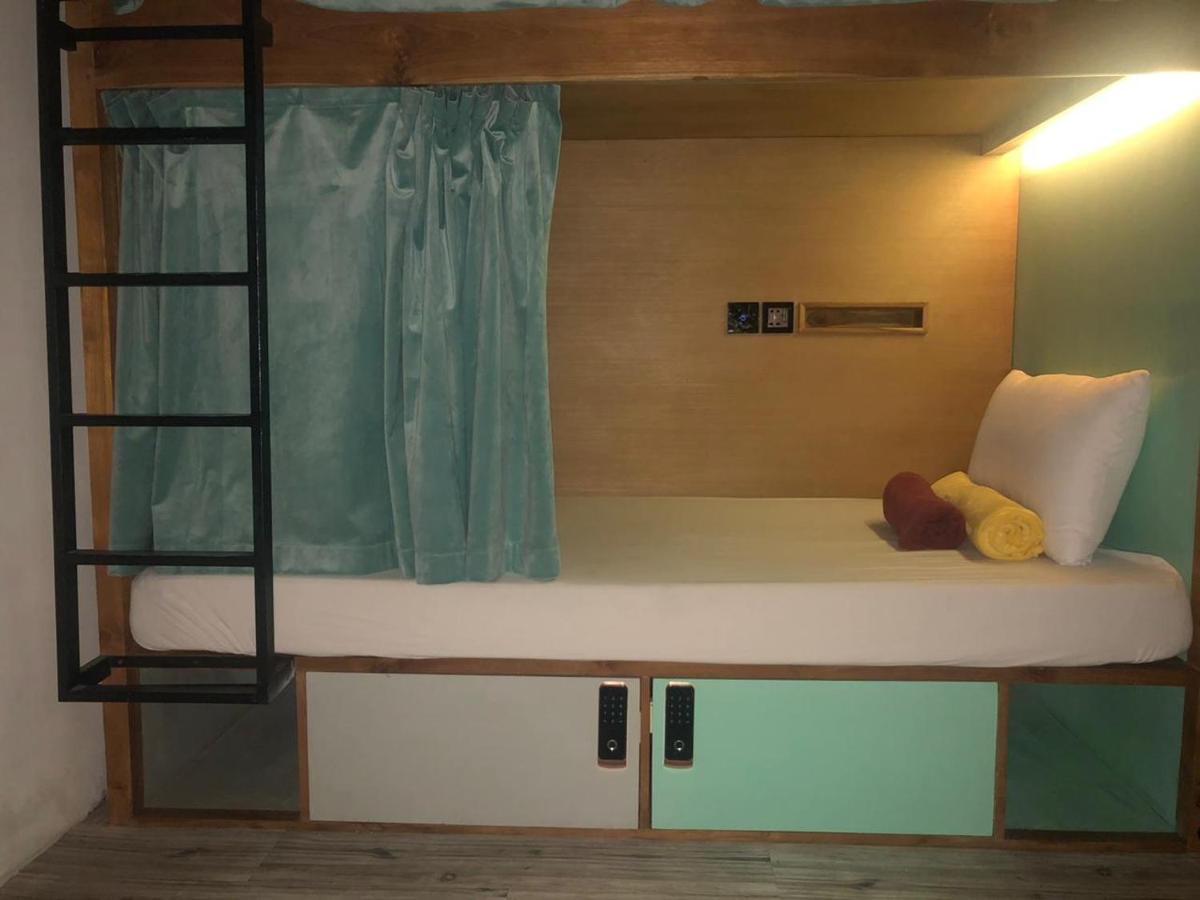 Stellar Capsules Hostel Seminyak  Exterior photo A bunk bed