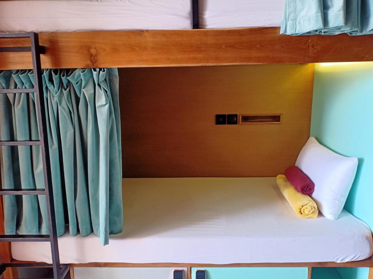 Stellar Capsules Hostel Seminyak  Exterior photo A bunk bed