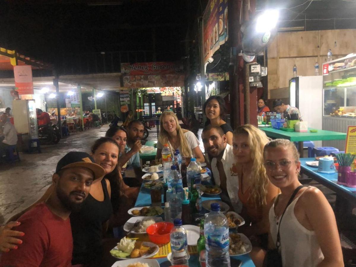 Stellar Capsules Hostel Seminyak  Exterior photo Foreign tourists at a restaurant in Phnom Penh